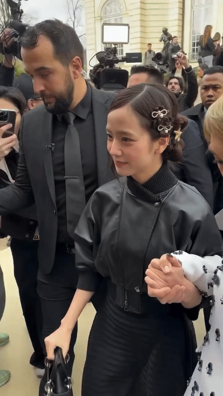 Jisoo tái xuất fashion week, nhìn cứ như gái Nhật đó! - Hình 1