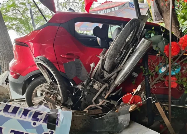 TP.HCM: Ô tô lao như tên bắn, xẻ đôi quán cà phê, khách hoảng loạn đầu năm? - Hình 2