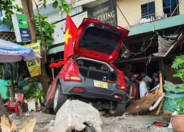 TP.HCM: Ô tô lao như tên bắn, xẻ đôi quán cà phê, khách hoảng loạn đầu năm? - Hình 3