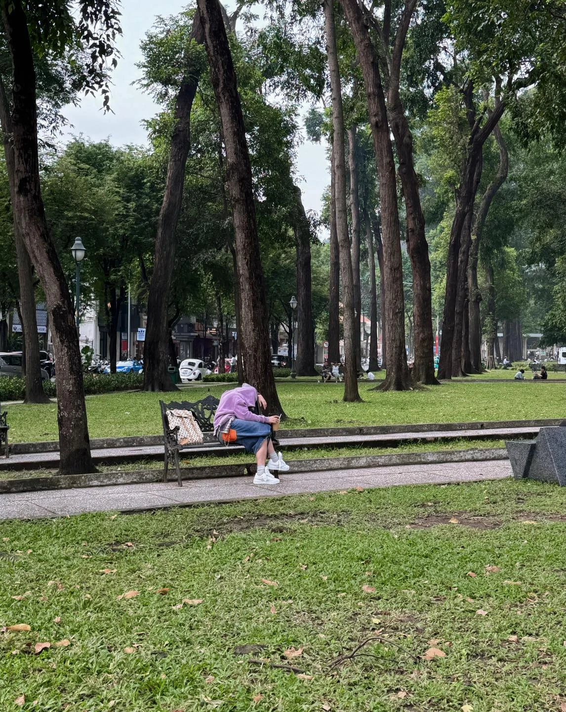 Sơn Tùng đi cafe bệt, dạo Nhà thờ Đức Bà, làm MXH nháo nhào vì 1 hành động - Hình 4