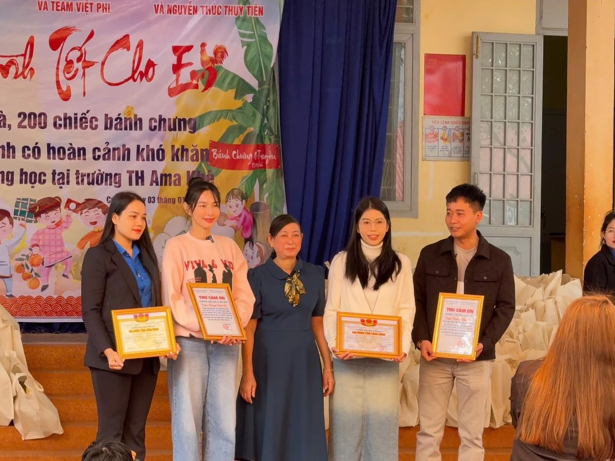 Thùy Tiên hẹn hò Quang Linh coi đá banh, cùng nhau làm 1 việc, CĐM tan chảy - Hình 1
