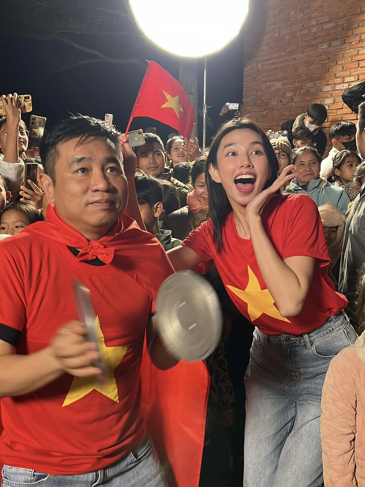Thùy Tiên khua chiêng múa trống cùng Quang Linh, nhuộm đỏ MXH ăn mừng Việt Nam - Hình 4