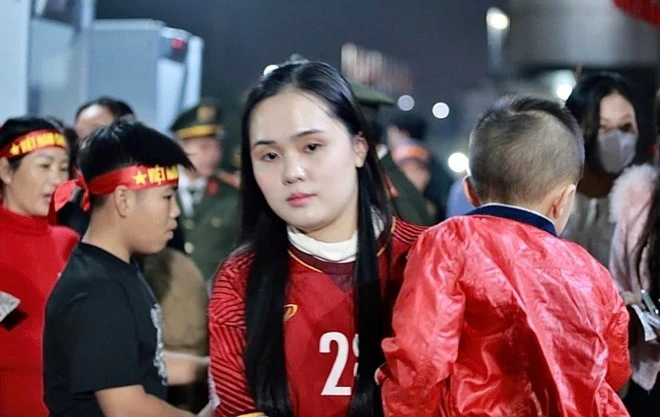 Vợ Duy Mạnh làm loạn vụ chồng hôn người khác, um sùm lớn chuyện, nổi cơn ghen - Hình 6