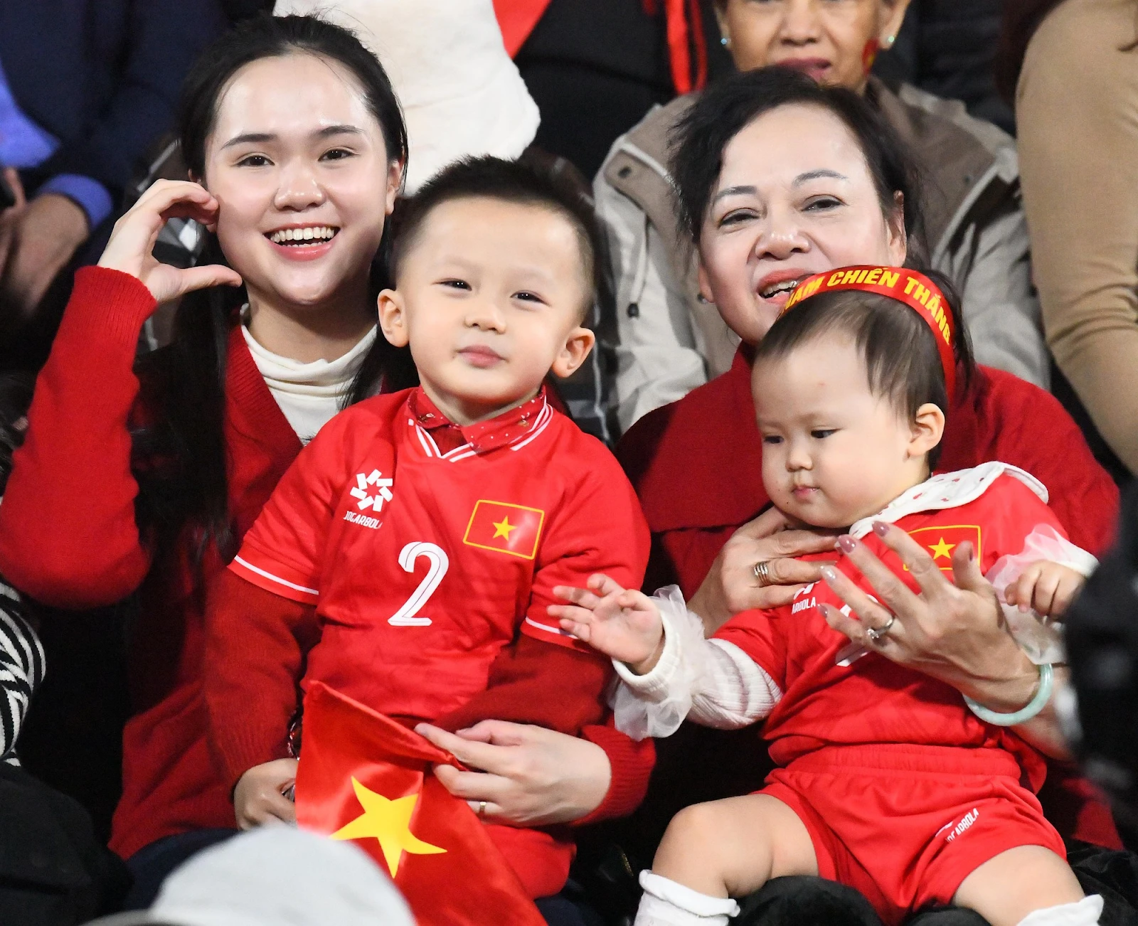 Vợ Xuân Son mất tích trước chung kết, vợ Quang Hải, Duy Mạnh kéo đi Thái Lan - Hình 3