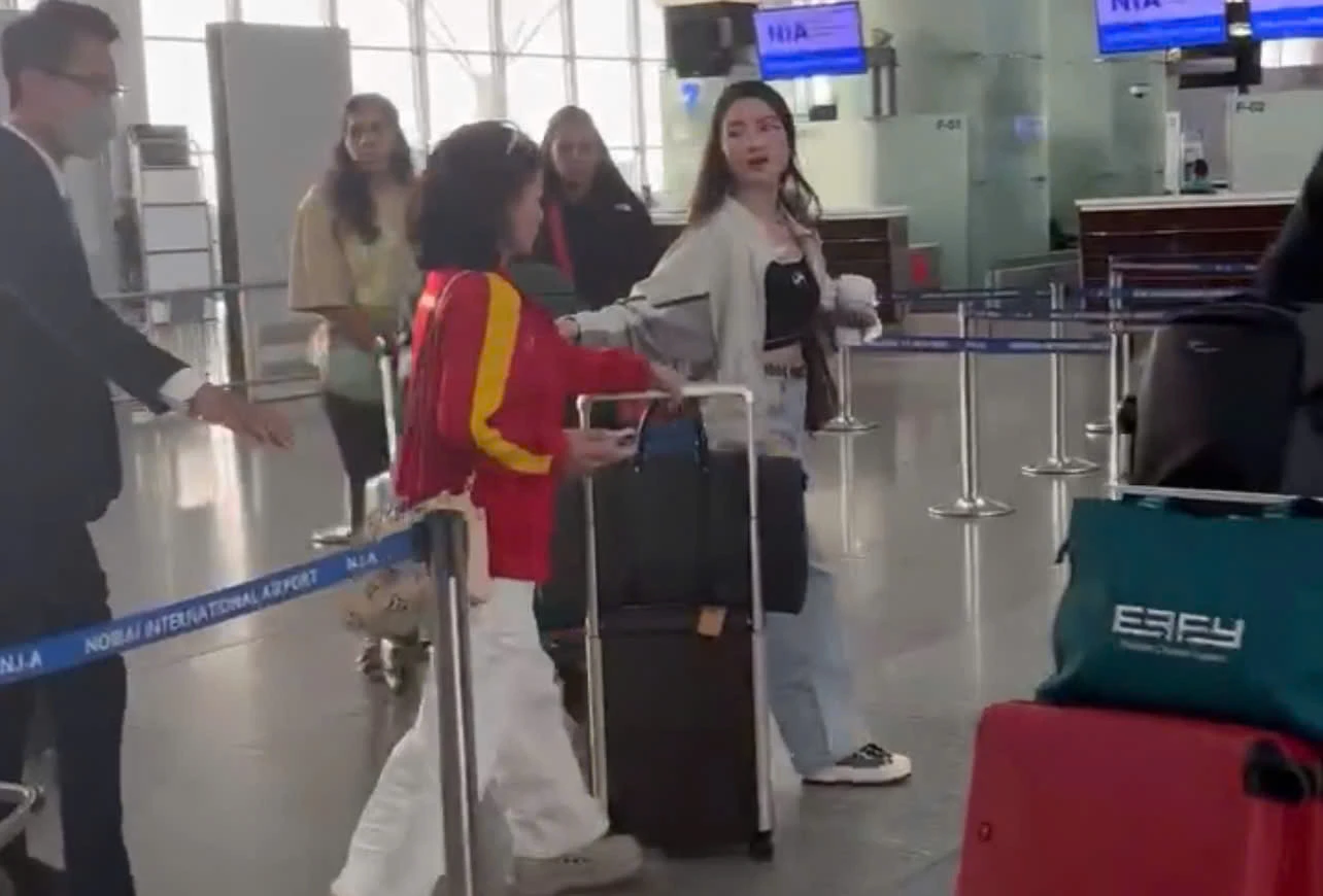 Vợ Xuân Son đi trễ, chồng vội làm 1 thói quen trước chung kết ở Thái Lan - Hình 2