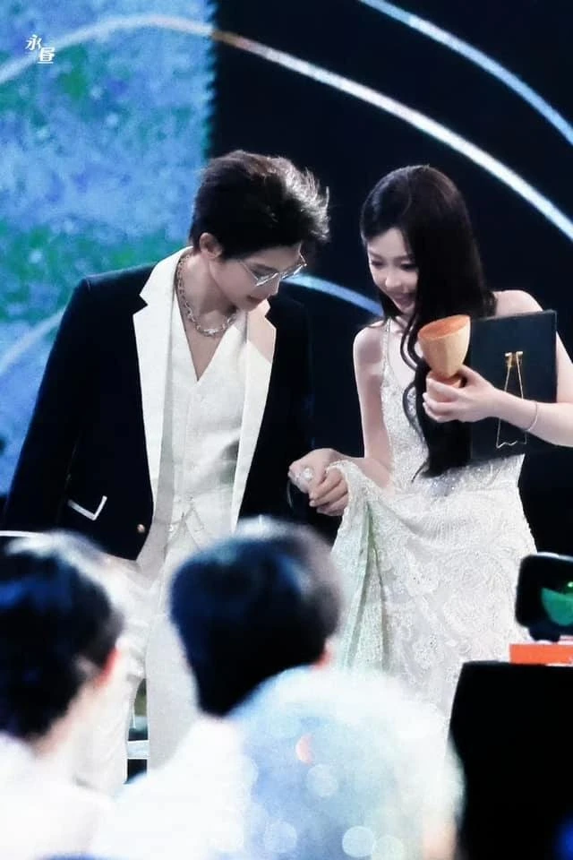 Đinh Vũ Hề công khai tình cảm với Ngu Thư Hân, 1 sao nam thái độ, CĐM chỉ trích - Hình 6