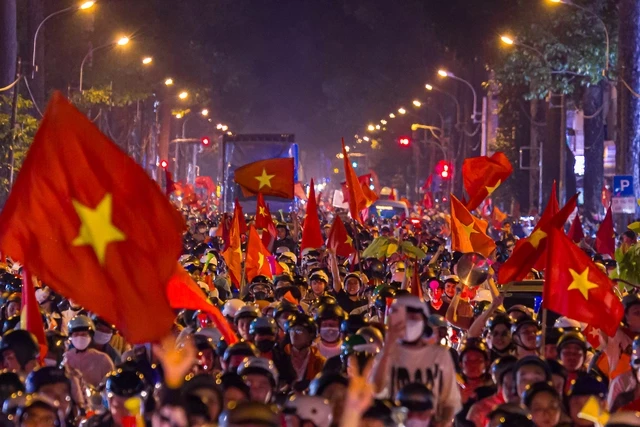 Hà Nội: Bắt thanh niên để tóc Khá Bảnh đi bão sớm, tông gãy chân cảnh sát - Hình 4