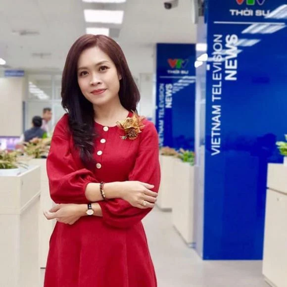 Hoàng Trang MC VTV, mẹ là NSND Hà Vy, mẫu người phụ nữ của gia đình - Hình 2