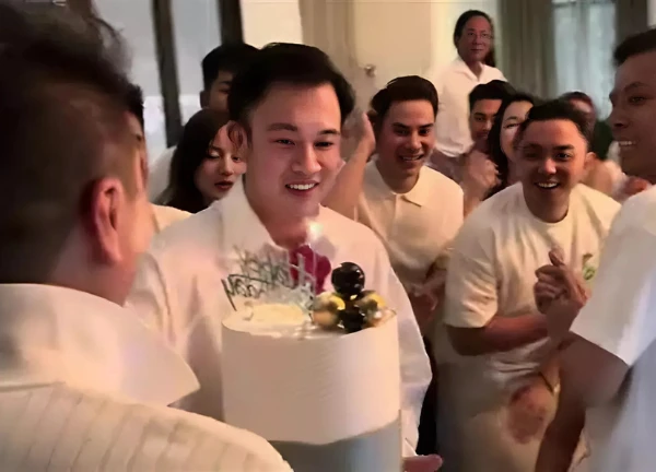 Mr.Đàm chơi lớn: Đang kiện tụng căng bỗng về nước ăn mừng, vụ kiện có mùi? - Hình 4