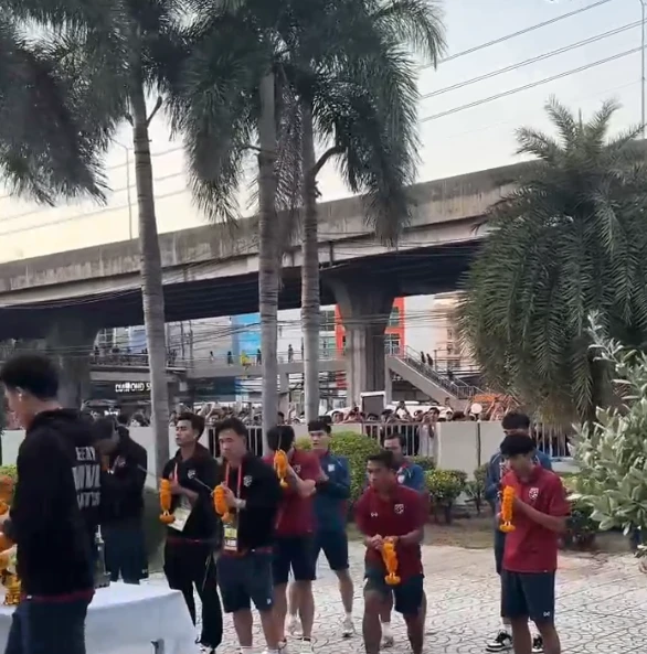 Nguyễn Sin đăng 4 chữ về Xuân Son, CĐM nghi bị Thái chơi bùa, rộ 1 ảnh sốc? - Hình 3