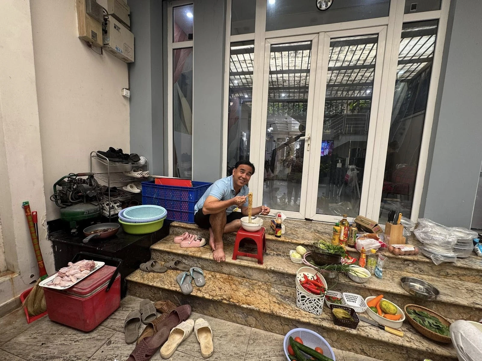 Quyền Linh ngồi bệt trước biệt thự, làm 1 điều cổ vũ tuyển Việt, CĐM chê làm màu - Hình 4