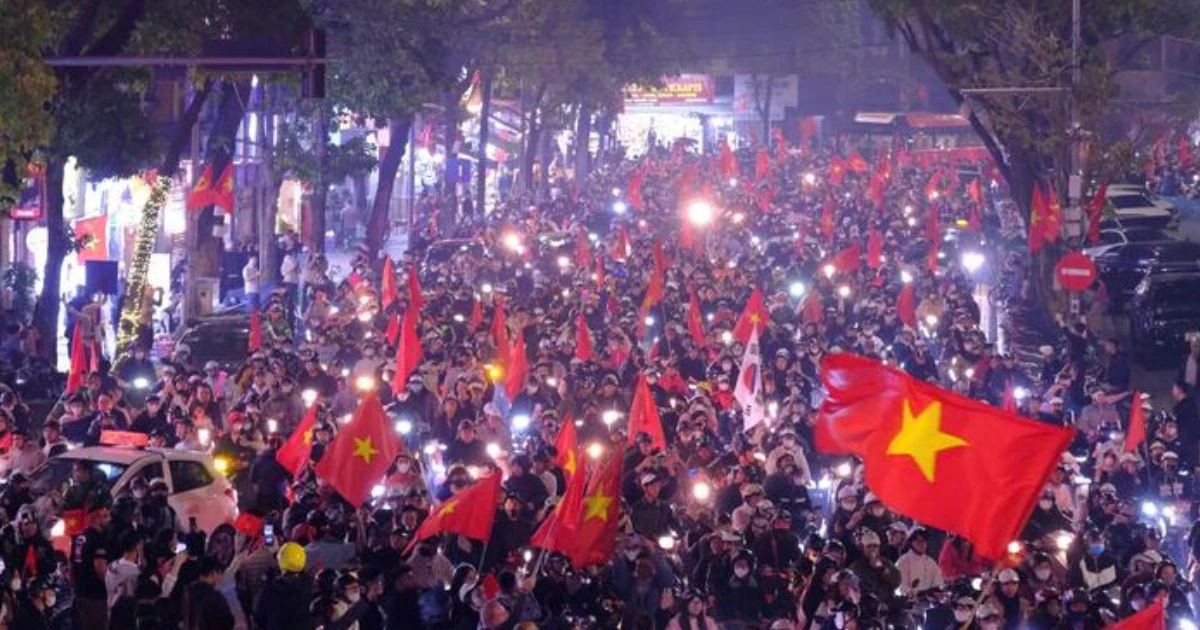 Việt Nam có đêm không ngủ, cả nước đi bão mừng vô địch, khách Tây phải sốc - Hình 8