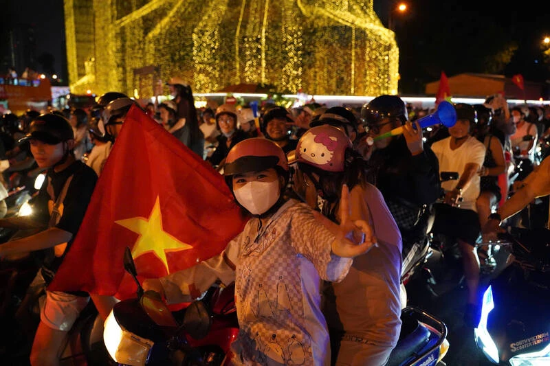 Việt Nam có đêm không ngủ, cả nước đi bão mừng vô địch, khách Tây phải sốc - Hình 2