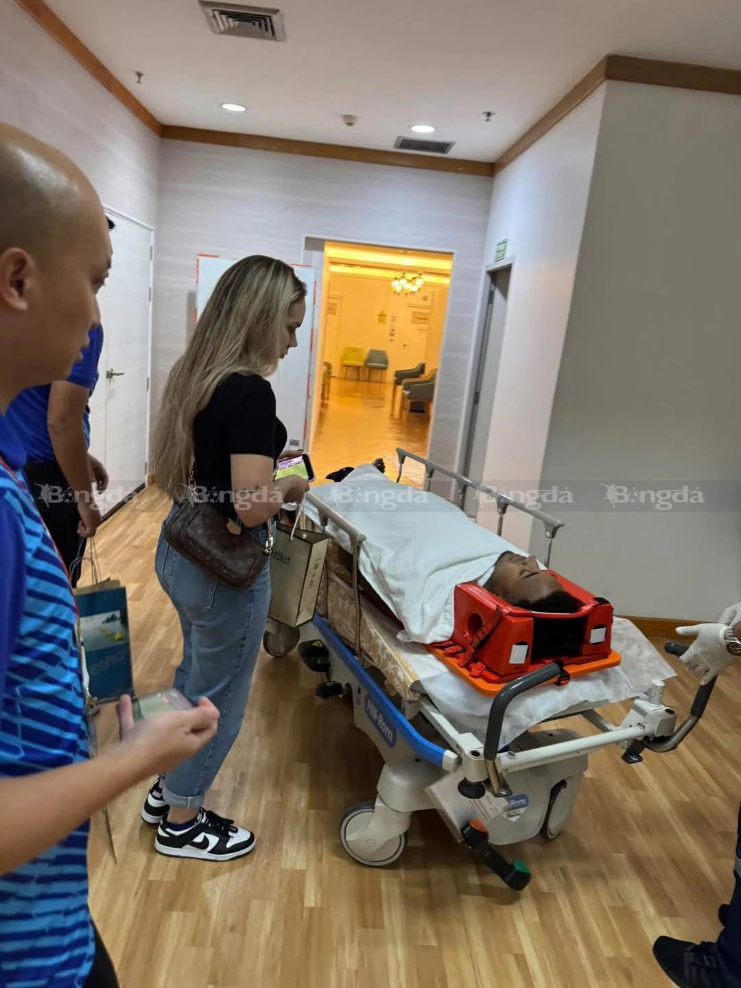 Vợ Xuân Son xanh mặt khi chồng cấp cứu, Duy Mạnh khóc ngất chạy theo đồng đội - Hình 5