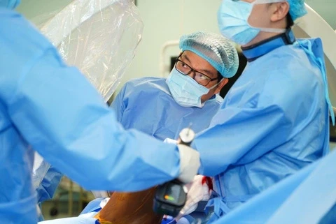 Bác sĩ phẫu thuật cho Xuân Son báo tin quan trọng, CĐM bất ngờ réo Văn Hậu - Hình 2