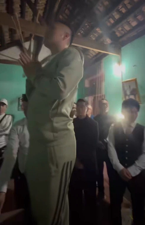 Châu Việt Cường vừa ra tù đã đến nhà cô gái nhét tỏi để xin lỗi, sắp đi hát lại? - Hình 2