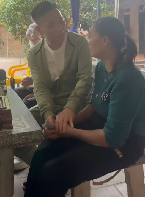 Châu Việt Cường vừa ra tù đã đến nhà cô gái nhét tỏi để xin lỗi, sắp đi hát lại? - Hình 3