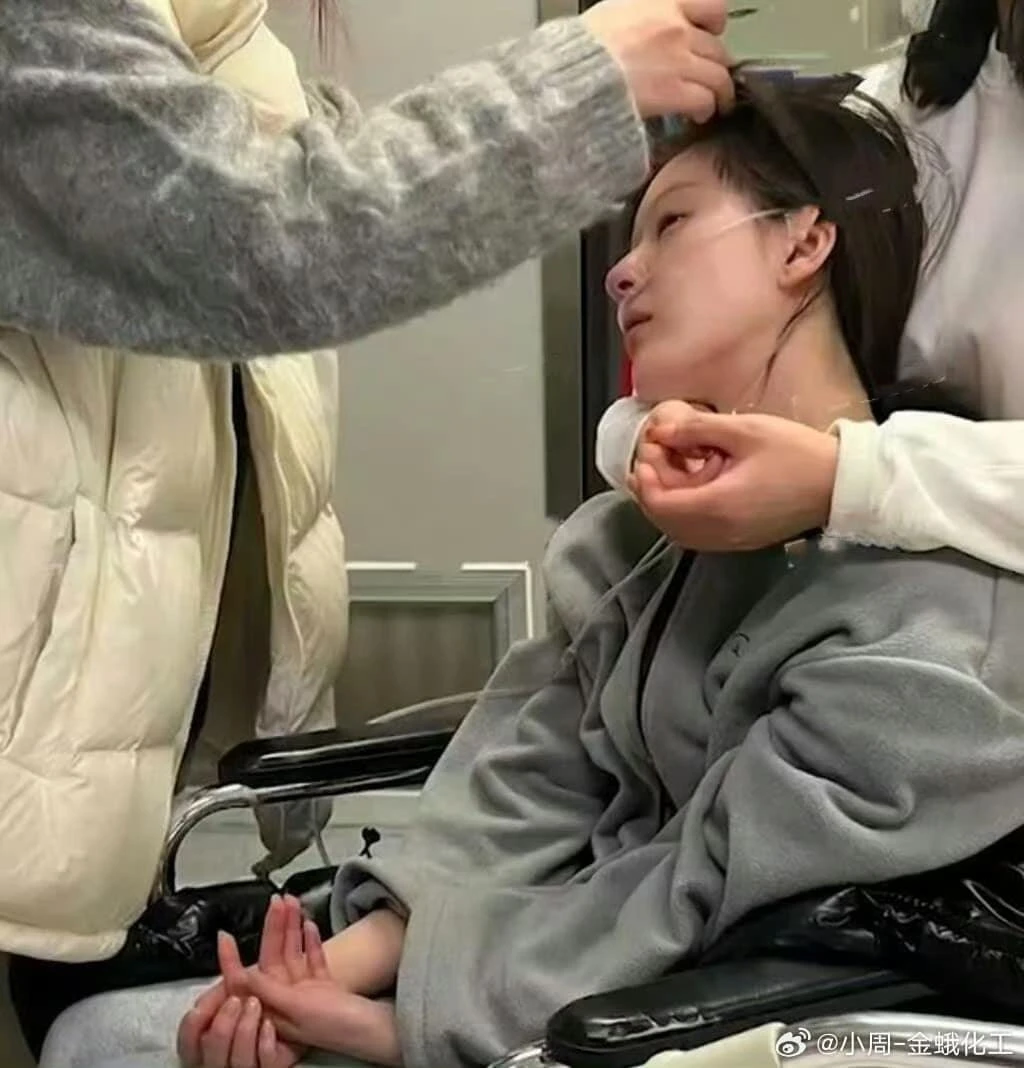Triệu Lộ Tư rộ cảnh xương lắc lư, dây vào đại hội phốt Lý Minh Đức bạo đỏ Weibo? - Hình 2