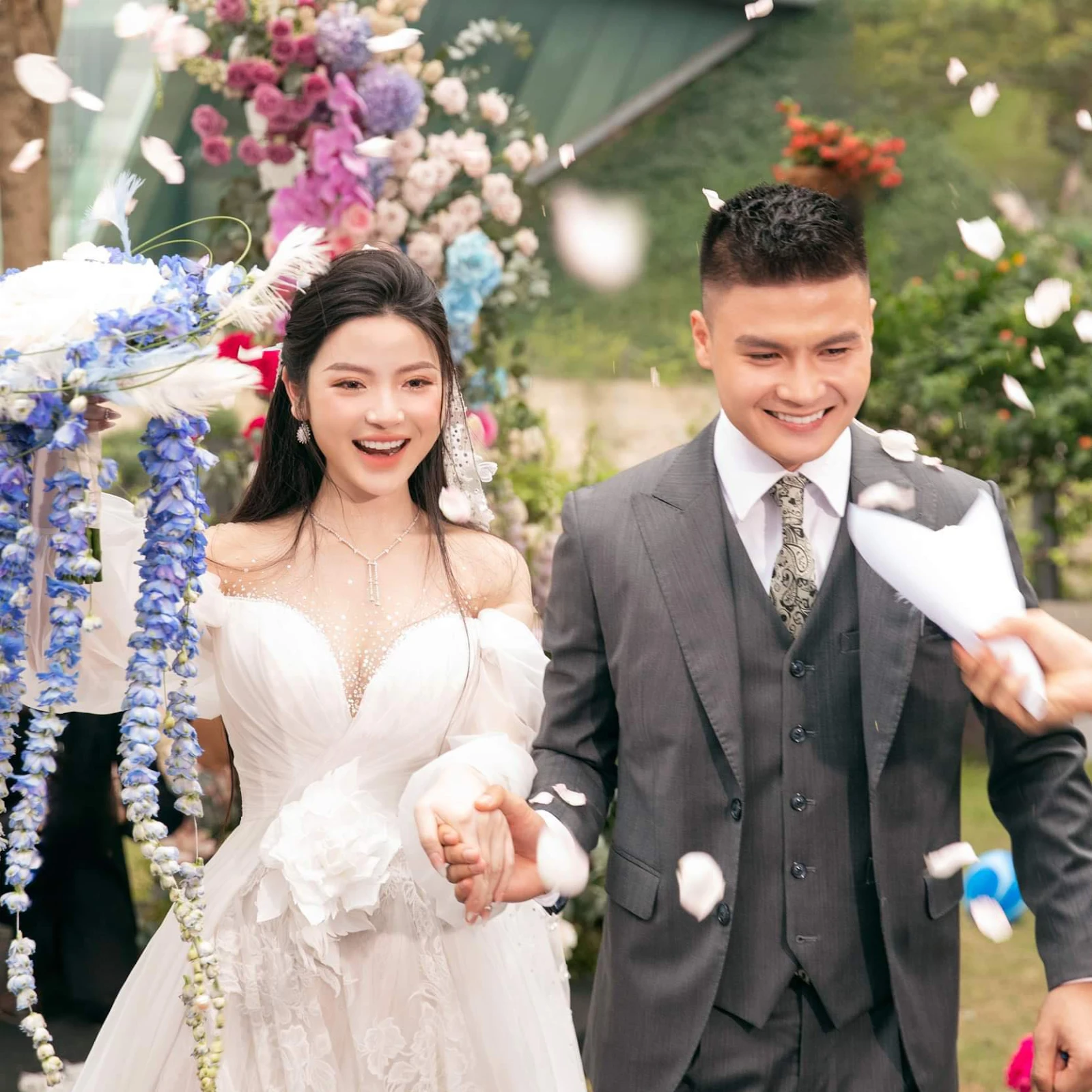 Vợ Quang Hải bị nhắc vô lễ với mẹ chồng ở Thái, CĐM cãi gắt, 5s hiểu vấn đề? - Hình 8