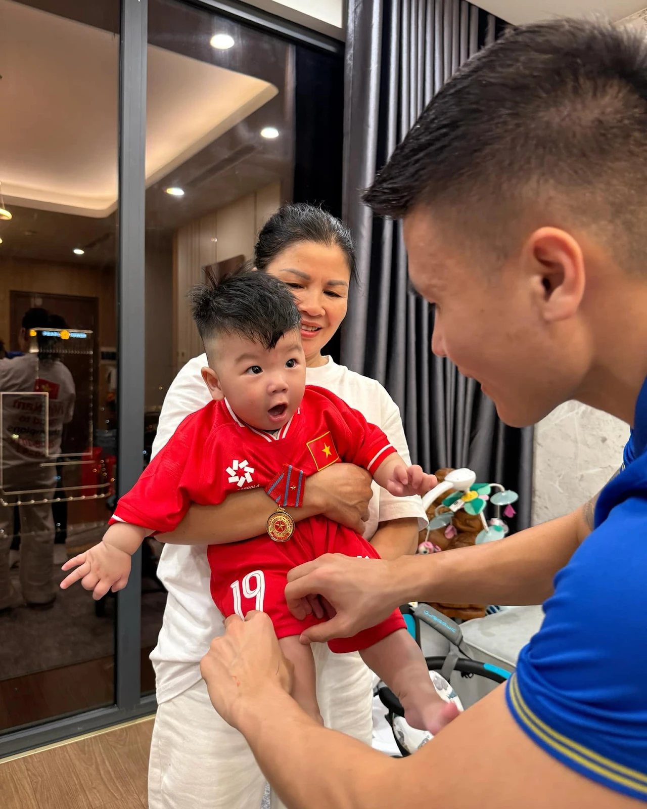 Vợ Quang Hải đoàn tụ chồng, bồng con nói 1 câu siêu nịnh, hội làm vợ vào học hỏi - Hình 2