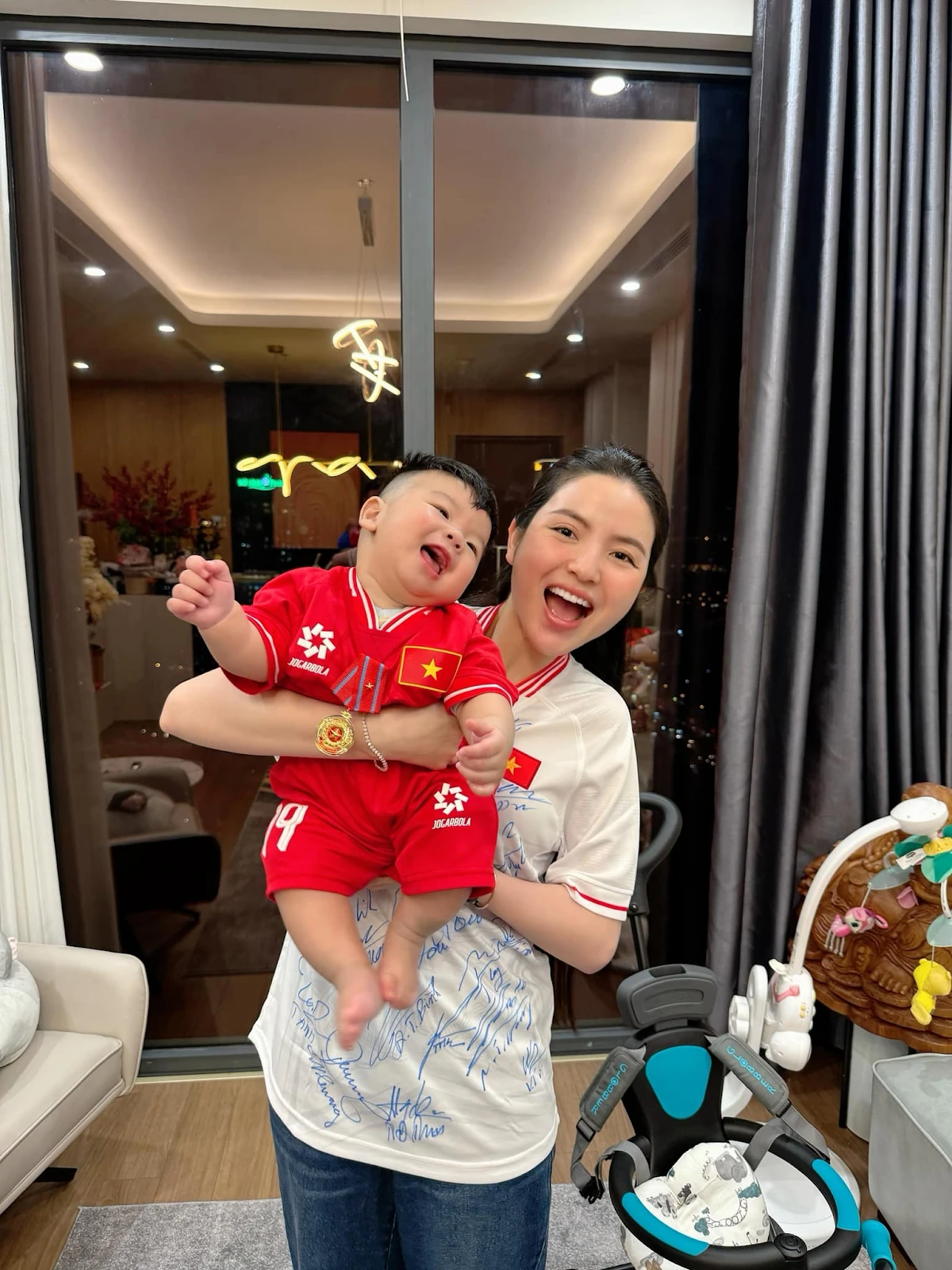 Vợ Quang Hải đoàn tụ chồng, bồng con nói 1 câu siêu nịnh, hội làm vợ vào học hỏi - Hình 4