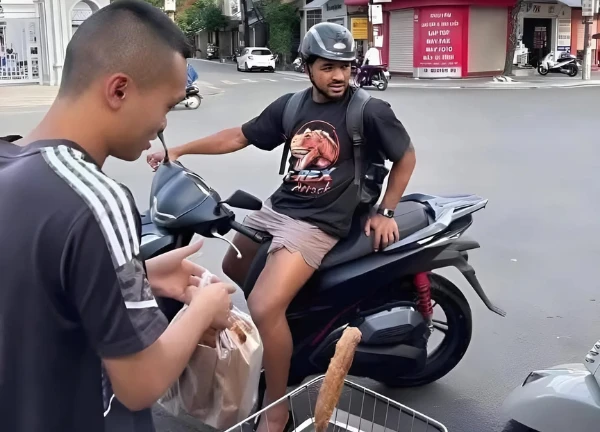 Choáng váng! Xuân Son được chú bán chuối chiên tặng quà khủng sau chấn thương? - Hình 3