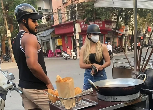 Choáng váng! Xuân Son được chú bán chuối chiên tặng quà khủng sau chấn thương? - Hình 2