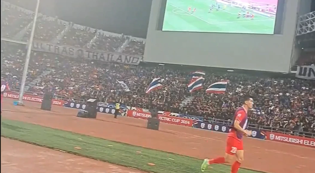 Clip Xuân Son lăn lộn vì chấn thương, CĐV Thái biểu cảm sốc, 1 người được khen - Hình 2