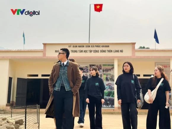 Sơn Tùng quẩy cùng trẻ em bản đôn, lia camera tới Hải Tú phát hiện điều lạ - Hình 1