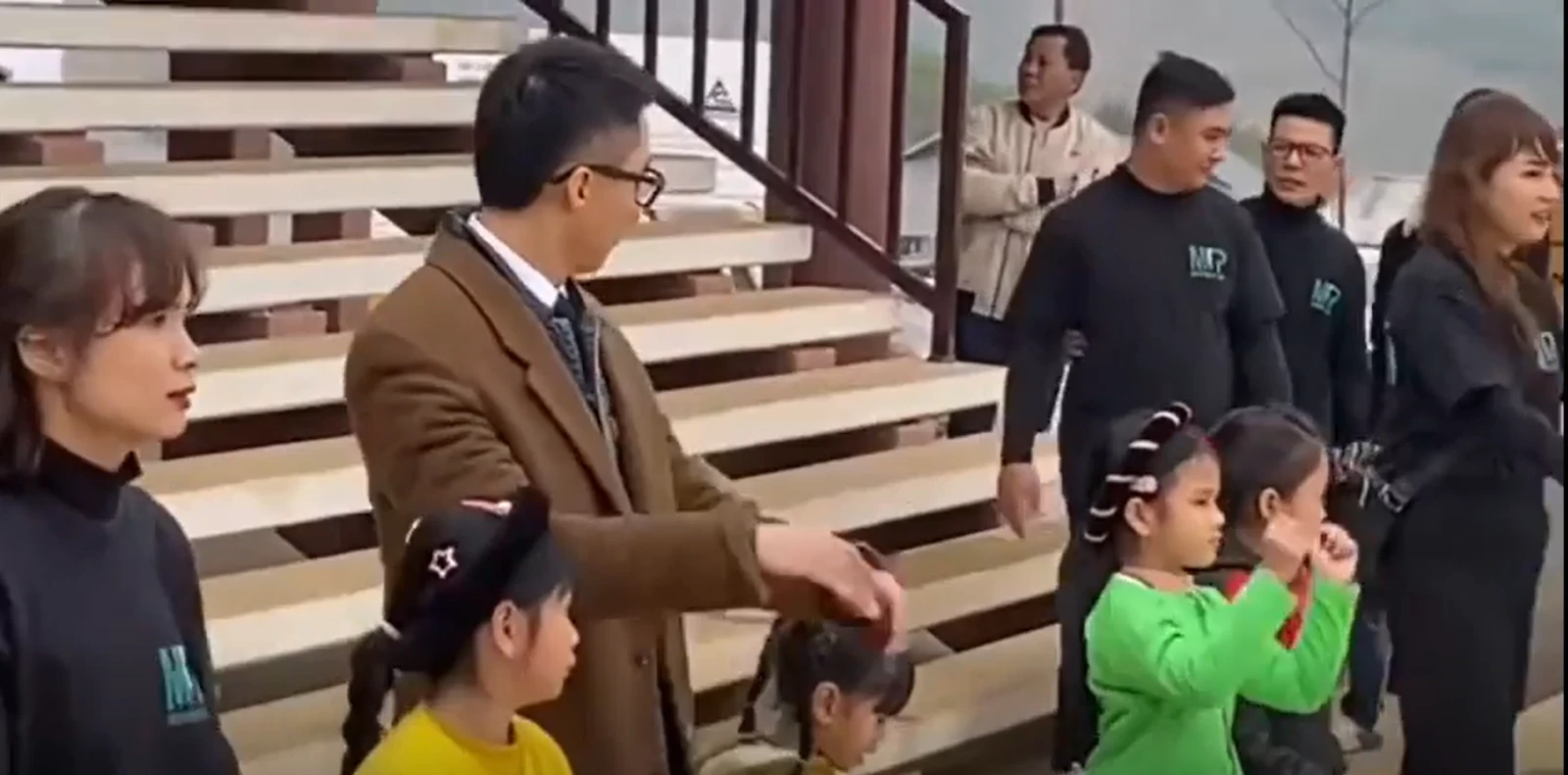 Sơn Tùng quẩy cùng trẻ em bản đôn, lia camera tới Hải Tú phát hiện điều lạ - Hình 3