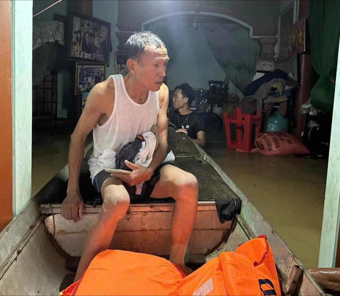 Hình ảnh giấc ngủ trên mái nhà trong vùng lũ khiến triệu người xót xa - Hình 4