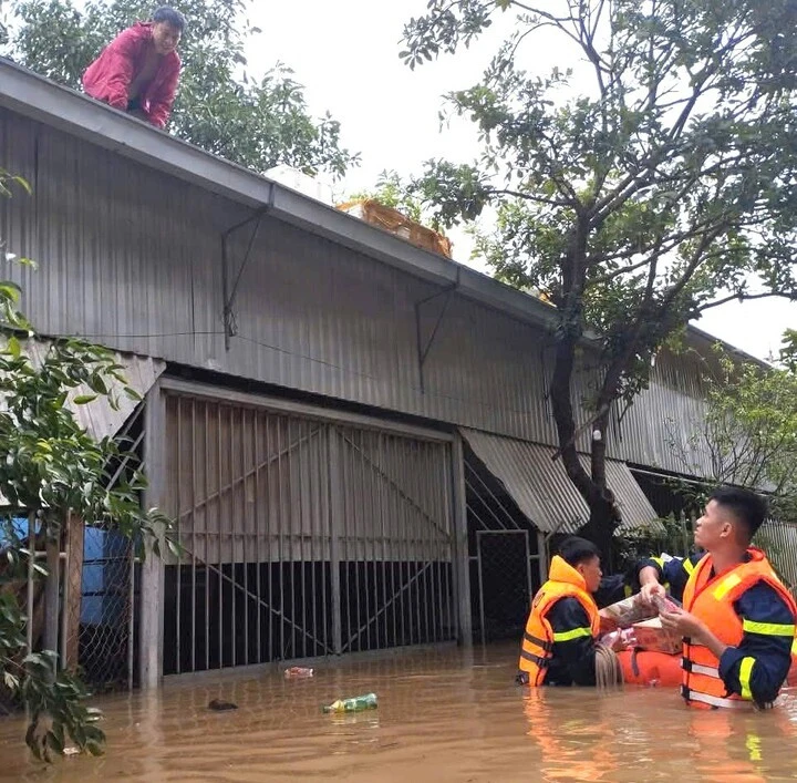 Hình ảnh giấc ngủ trên mái nhà trong vùng lũ khiến triệu người xót xa - Hình 5