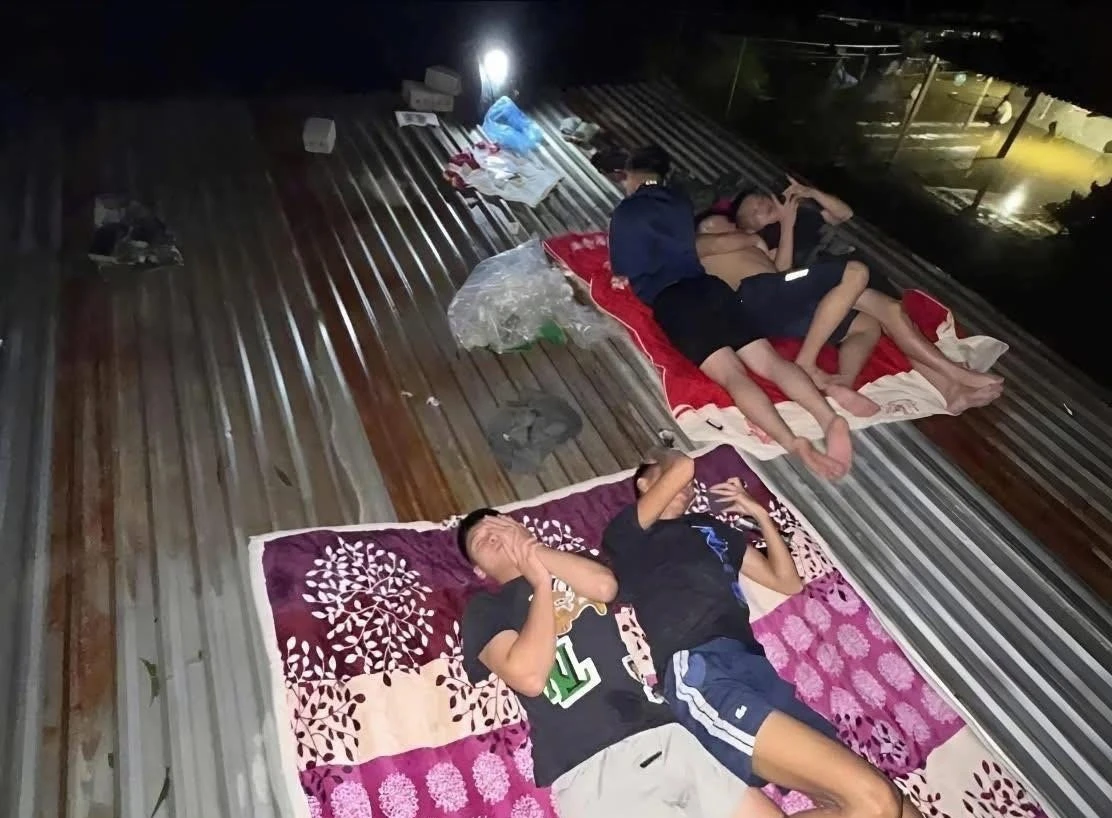 Hình ảnh giấc ngủ trên mái nhà trong vùng lũ khiến triệu người xót xa - Hình 1