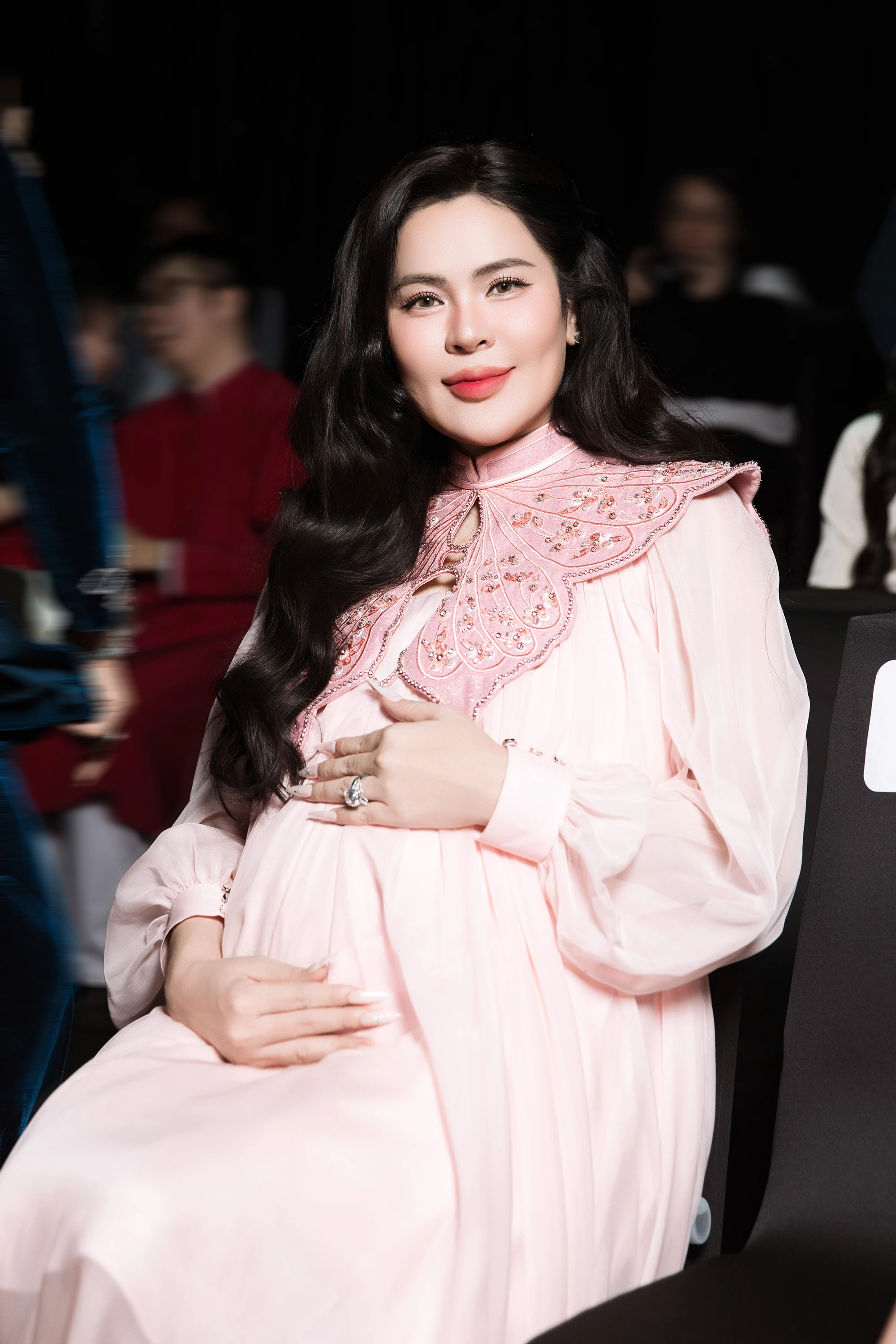 Hoa hậu Phương Lê vác bụng bầu 8 tháng một mình đi sự kiện, lộ điểm lạ - Hình 2