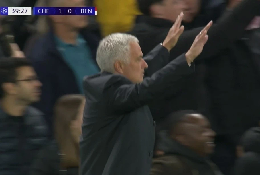 Khoảnh khắc gây sốt của Mourinho - Hình 2
