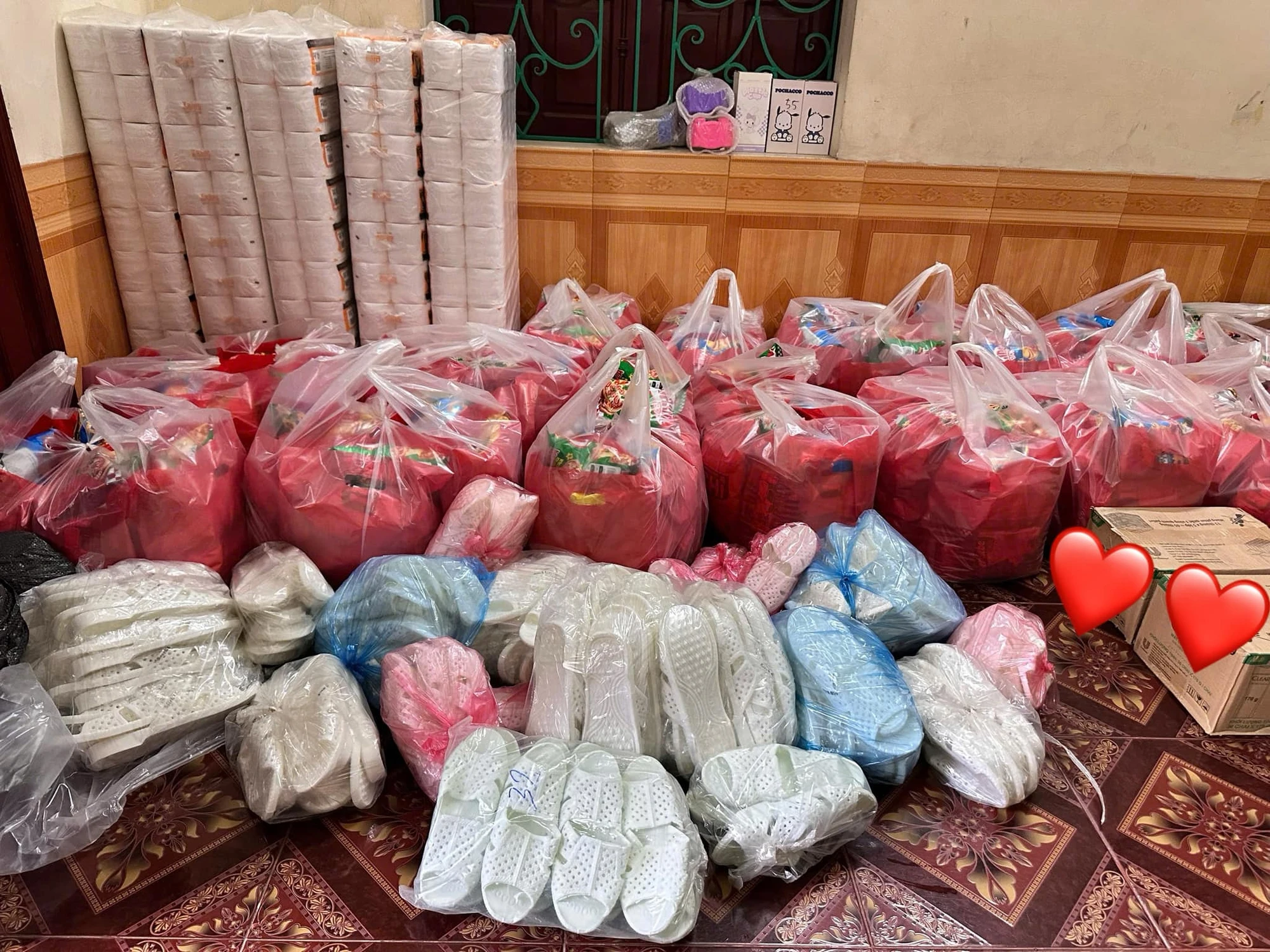 Nhà Hoa hậu Lương Thuỳ Linh ở Cao Bằng bị ngập sâu, cảnh tượng bên trong khiến nàng hậu thốt lên quá xót xa - Hình 4