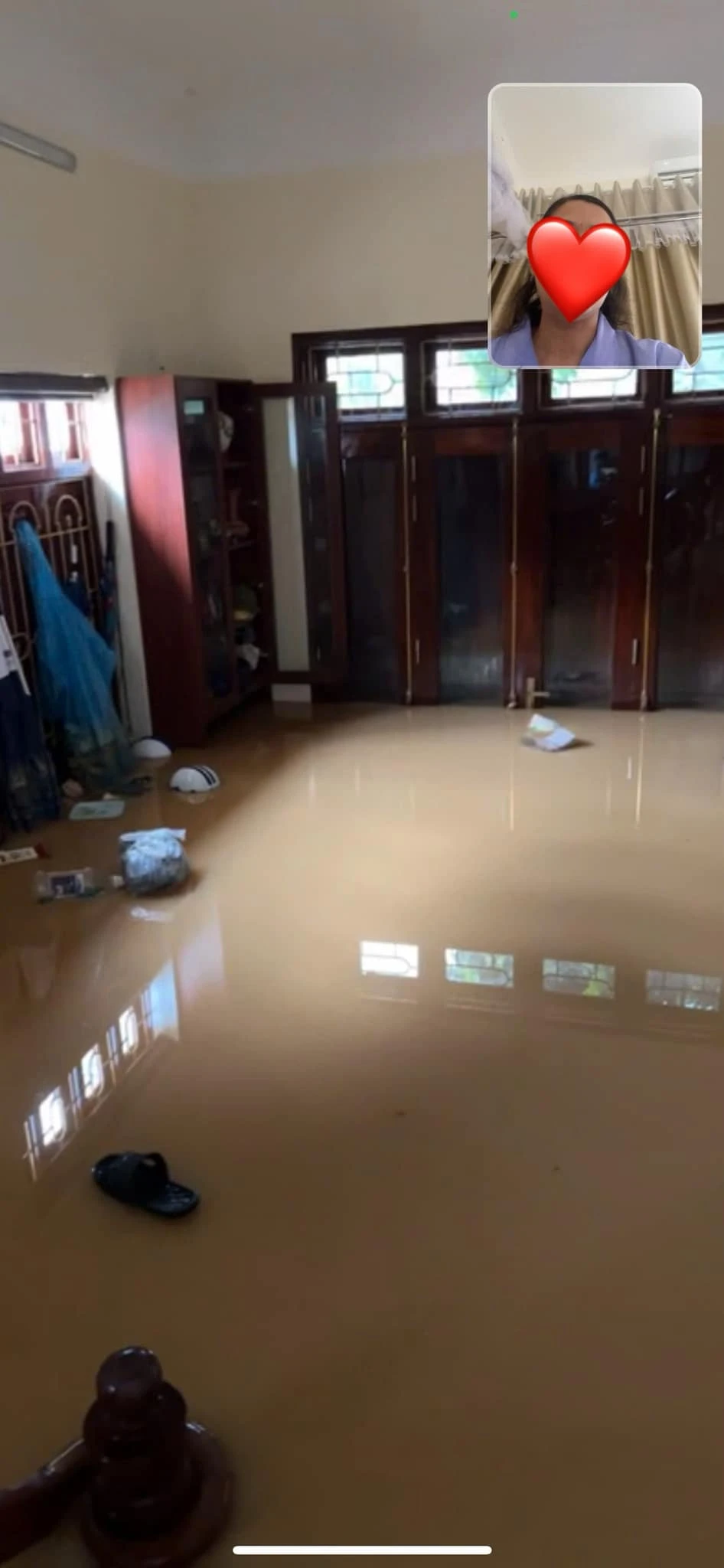 Nhà Hoa hậu Lương Thuỳ Linh ở Cao Bằng bị ngập sâu, cảnh tượng bên trong khiến nàng hậu thốt lên quá xót xa - Hình 3