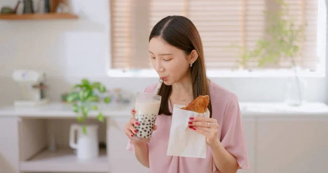7 loại thực phẩm âm thầm làm suy yếu hệ miễn dịch của bạn - Hình 6