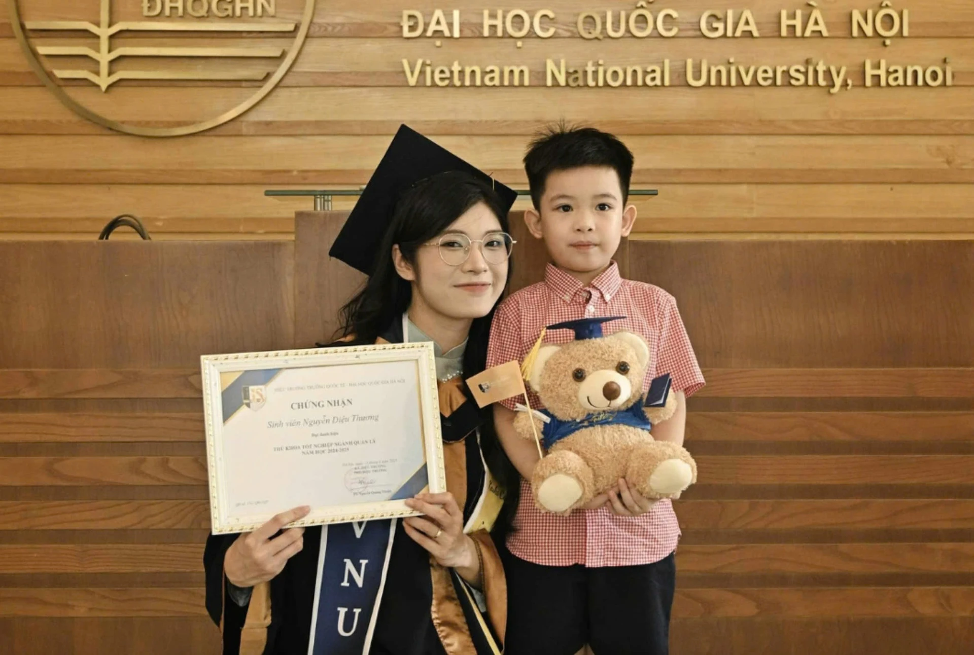 Bỏ nghề tiếp viên hàng không, mẹ một con thành thủ khoa đại học - Hình 1