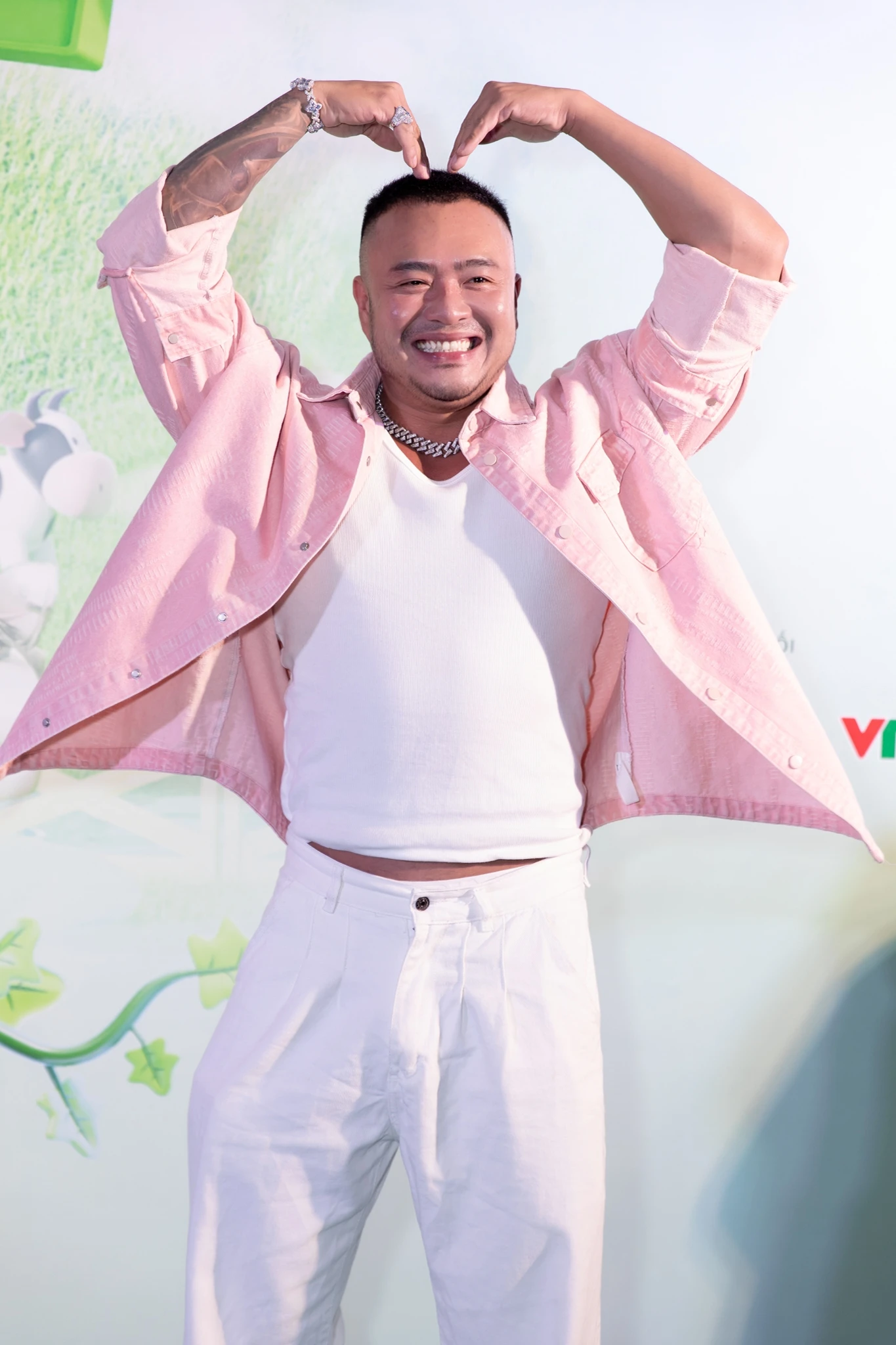 Chi Pu bị soi cận nhan sắc cam thường, Hương Giang bắt chước Gia đình Haha? - Hình 6