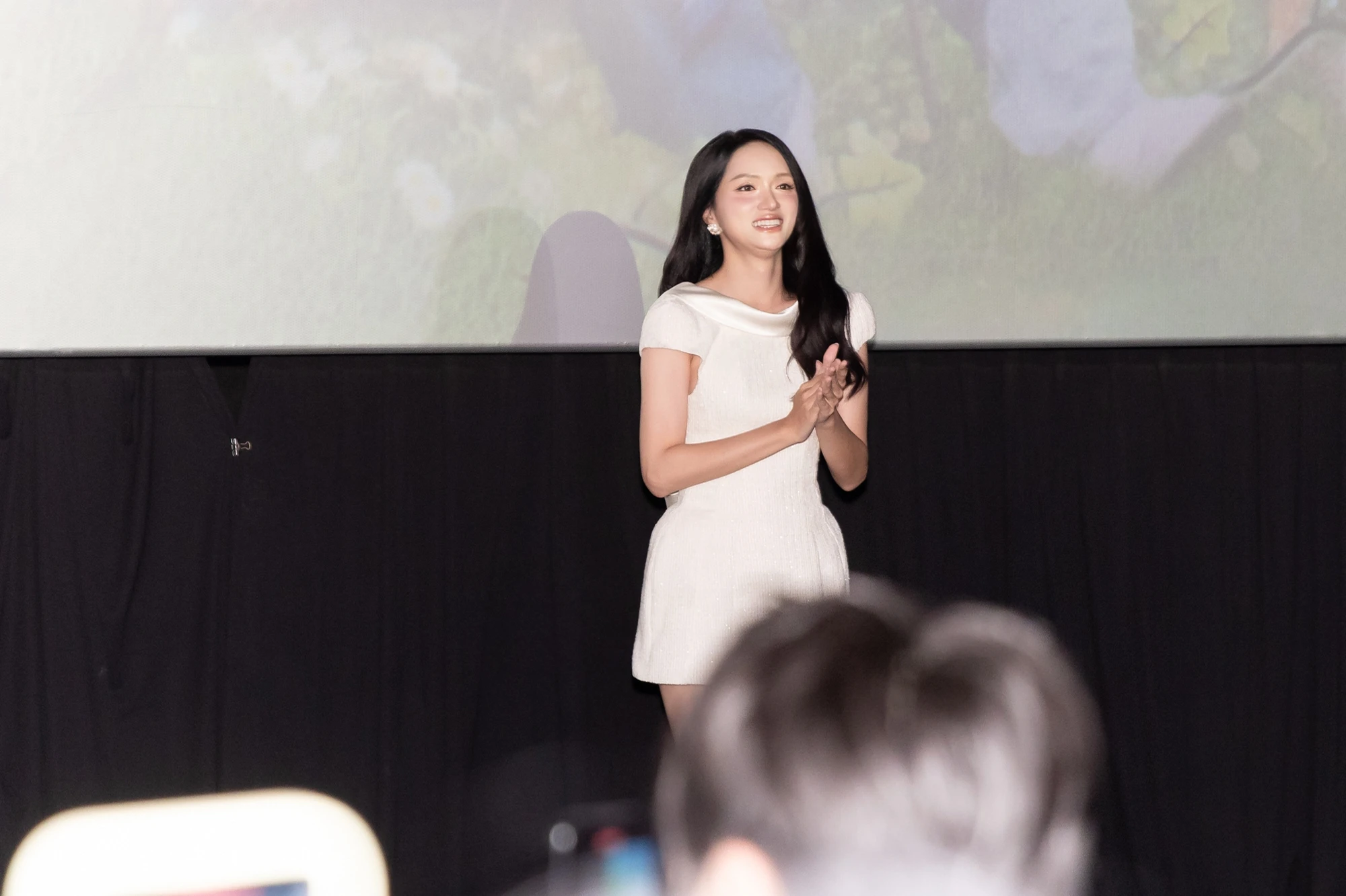 Chi Pu bị soi cận nhan sắc cam thường, Hương Giang bắt chước Gia đình Haha? - Hình 12