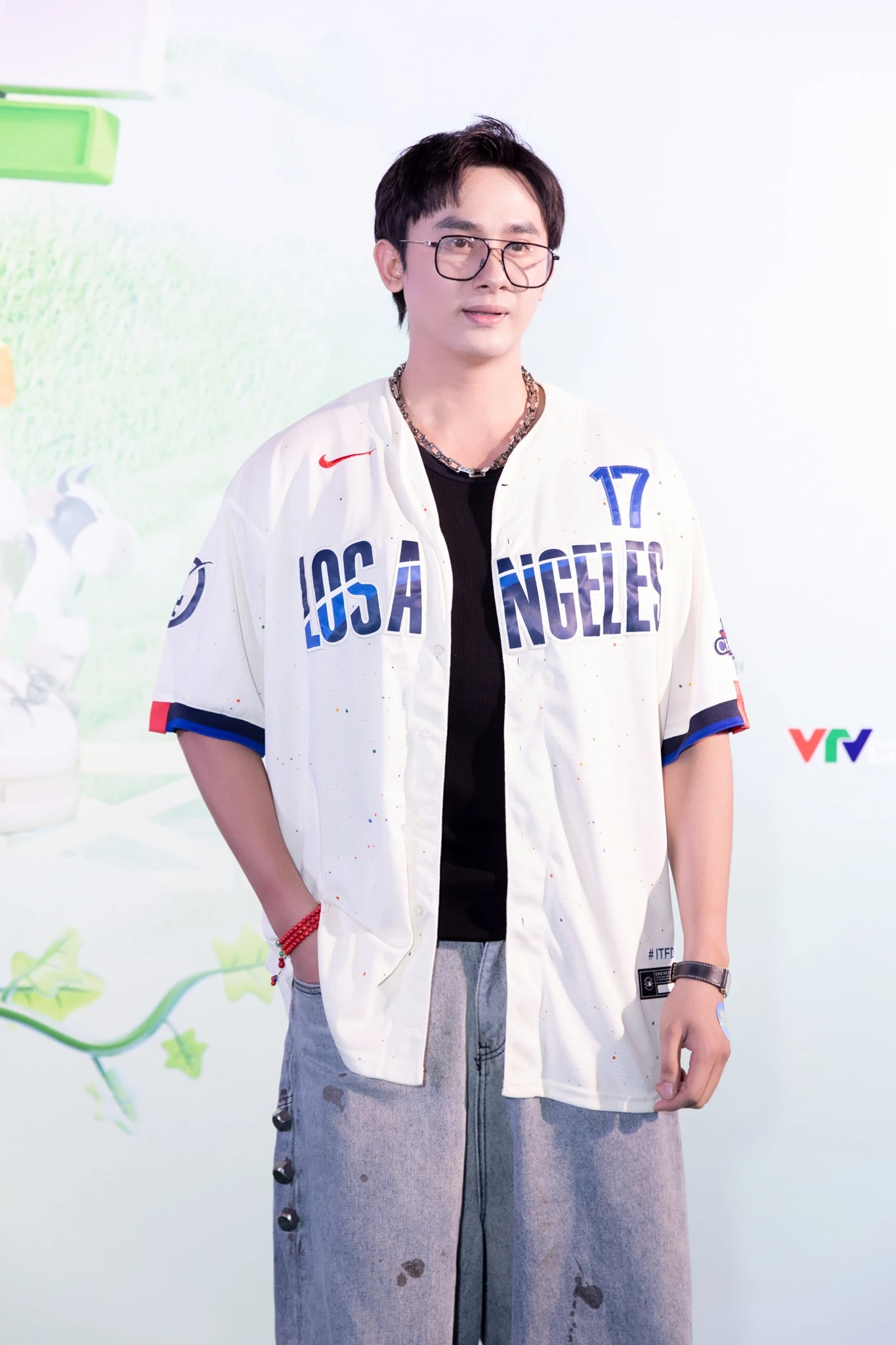 Chi Pu bị soi cận nhan sắc cam thường, Hương Giang bắt chước Gia đình Haha? - Hình 10