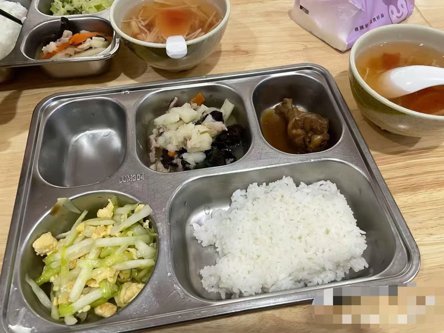 Cô gái 27 tuổi kể trải nghiệm sống ở viện dưỡng lão gây sốt - Hình 3