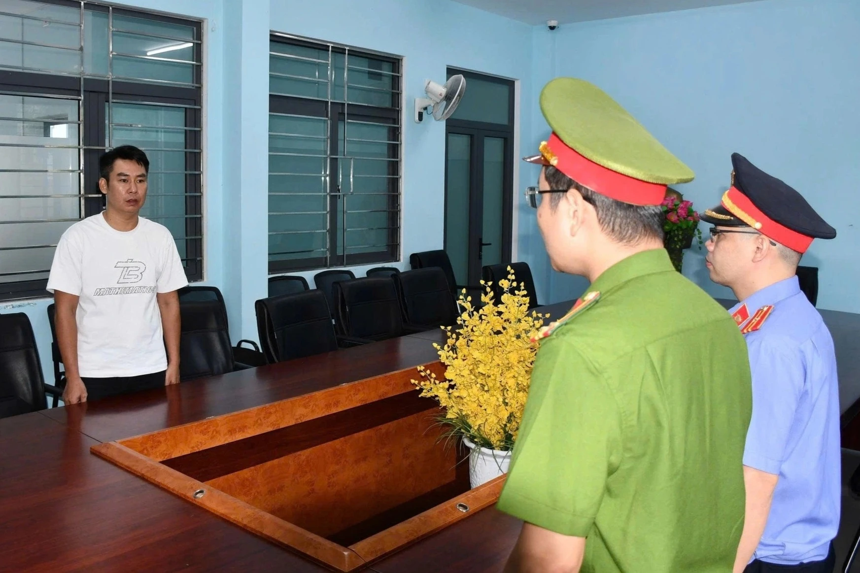 Mang dao và xăng đi đe dọa giết người do mâu thuẫn đất đai - Hình 1