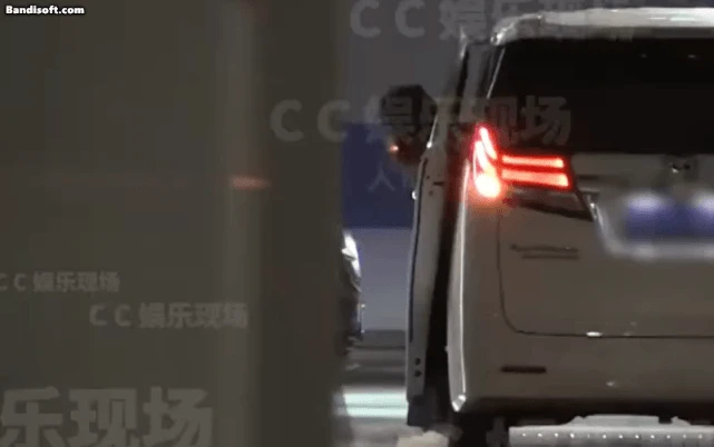 1 cặp đôi phim giả tình thật lộ clip lén lút hẹn hò: Nhà trai vừa đẹp vừa giỏi, nhà gái hot ơi là hot - Hình 1