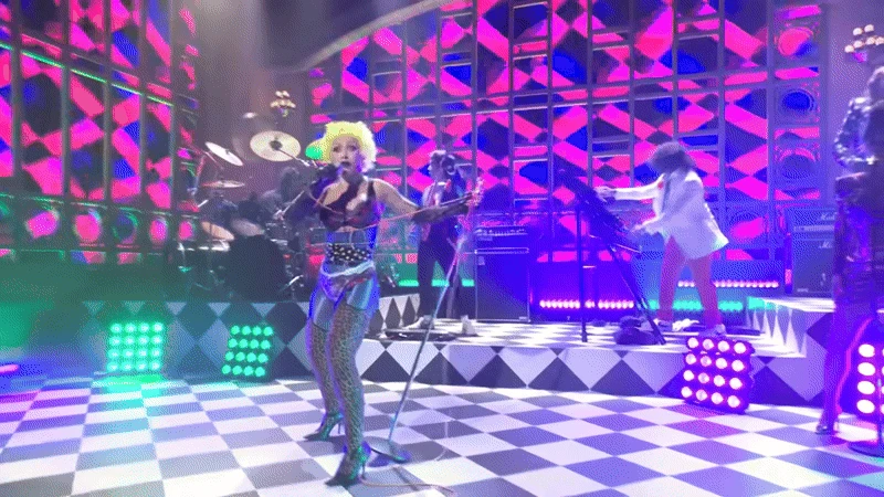 Nữ ca sĩ 6 tỷ view quằn quại ngạt thở trên sân khấu - Hình 2