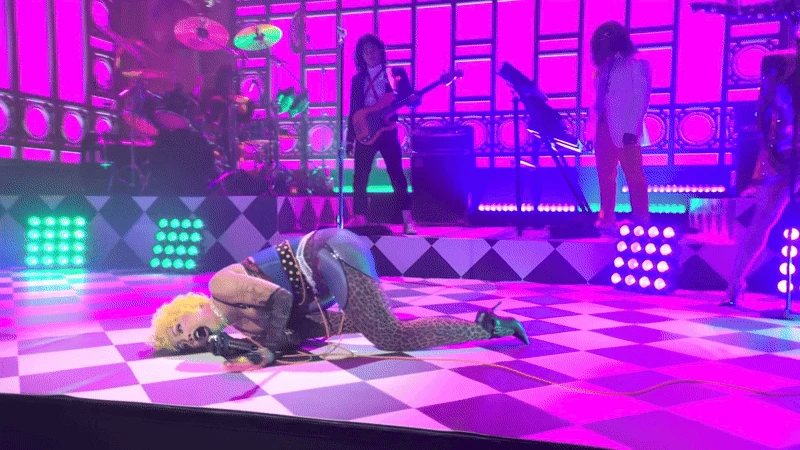 Nữ ca sĩ 6 tỷ view quằn quại ngạt thở trên sân khấu - Hình 1