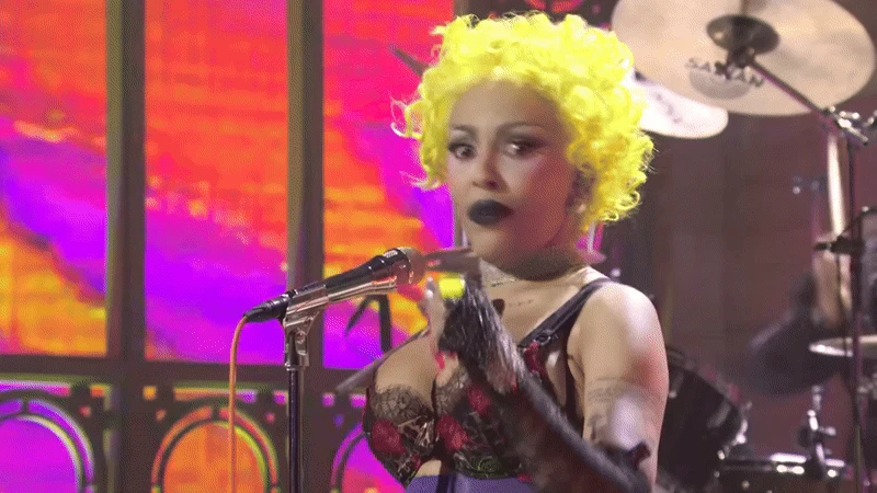 Nữ ca sĩ 6 tỷ view quằn quại ngạt thở trên sân khấu - Hình 3