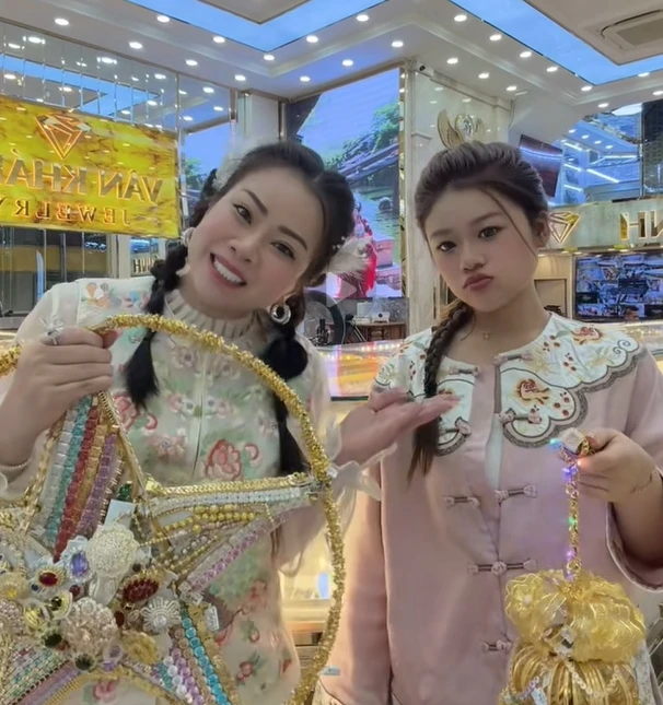 Độc lạ miền Tây: cậu ấm cô chiêu bỏ học, công khai đem vàng của bố mẹ đi bán - Hình 4