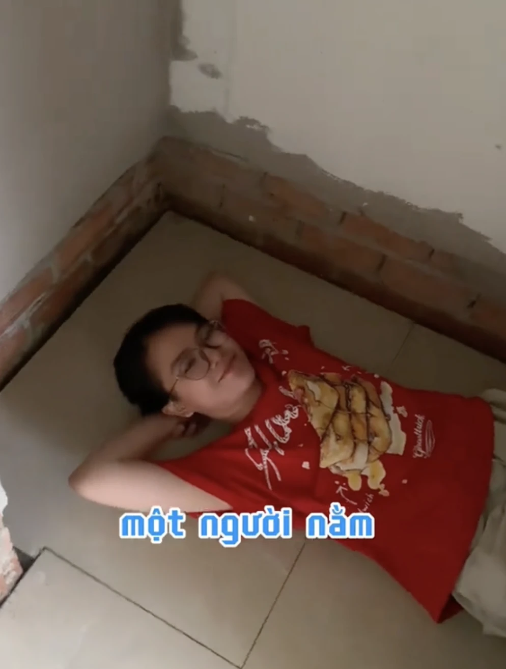 TikToker bị ném đá vì xây phòng ngủ 1 m2 dưới gầm cầu thang - Hình 3